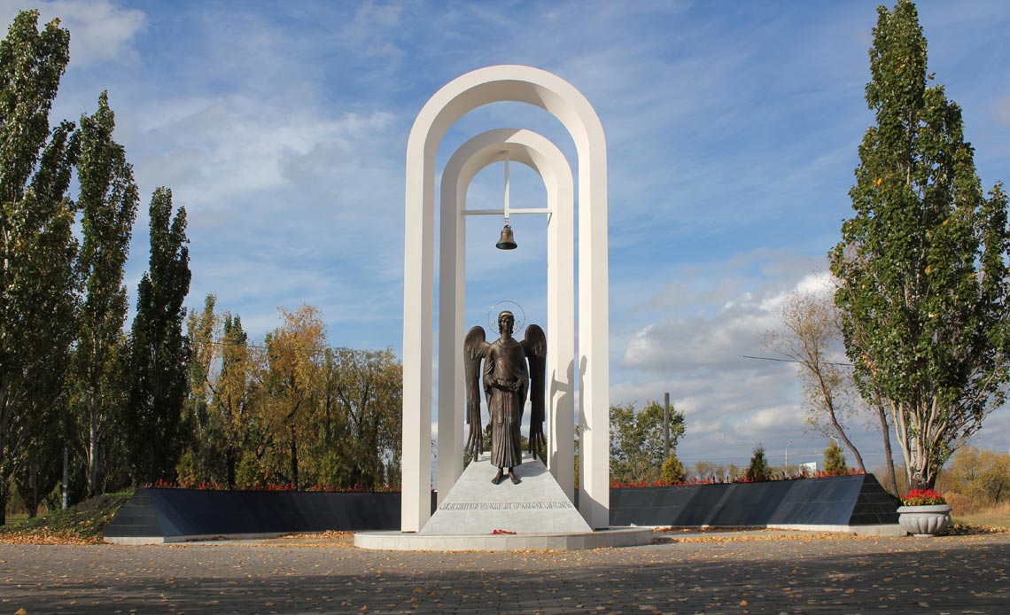Общий вид памятника чернобыльцам